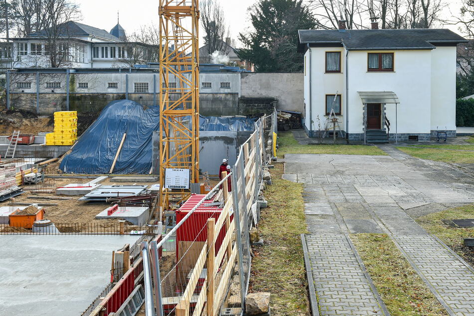 Rechts das Wohnhaus der Familie Müller, links die tiefe Baugrube. In der Mitte, wo jetzt der Zaun steht, verlief die Sandsteinmauer.