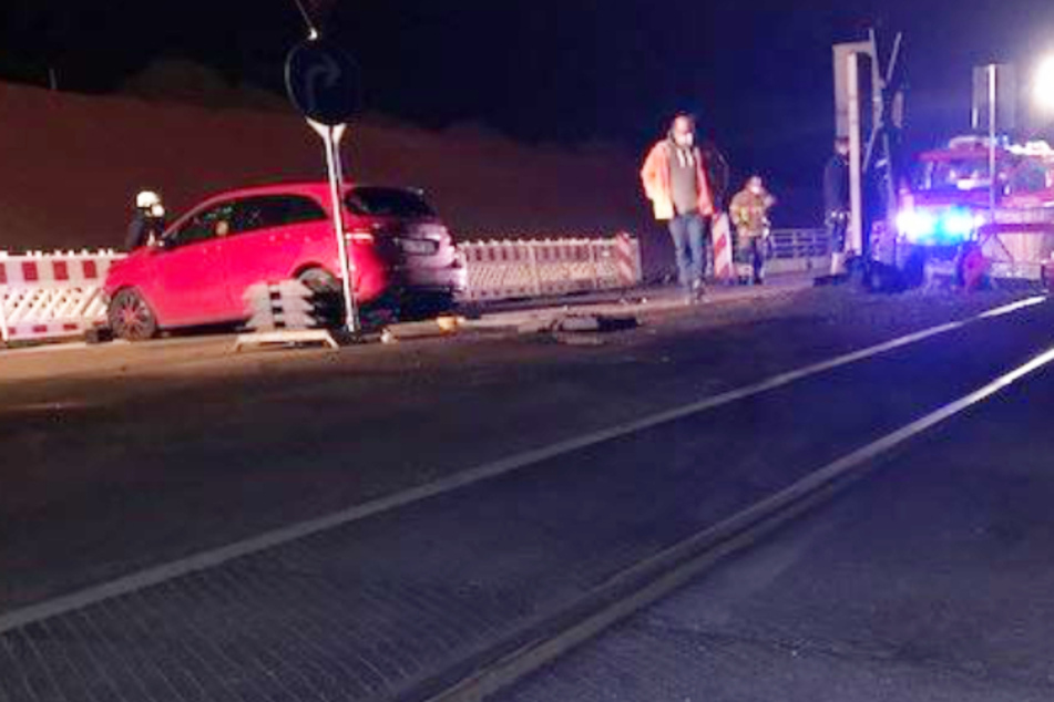 Der Fahrer des roten Autos wurde glücklicherweise nur leicht verletzt.