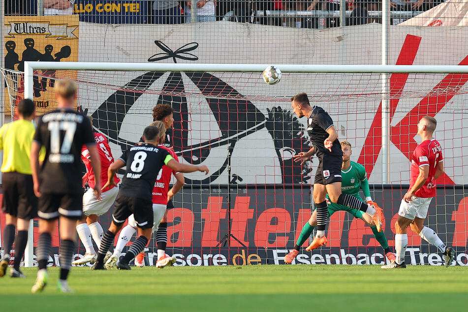 Bitter für den FSV Zwickau! Bastian Strietzel (3.v.r.) vom Greifswalder FC köpft zum 0:1 ein.