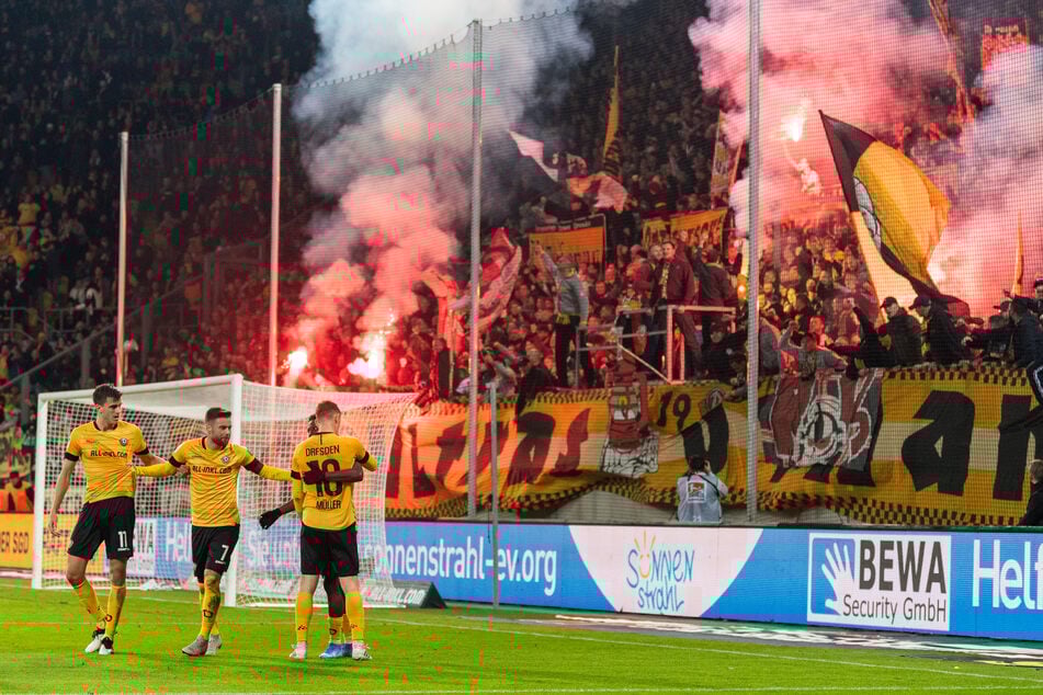 Alexander Jeremejeff (v.l.n.r.), Niklas Kreuzer, Moussa Kone und Jannik Müller bejubeln ein Tor vor den Dynamo-Fans.
