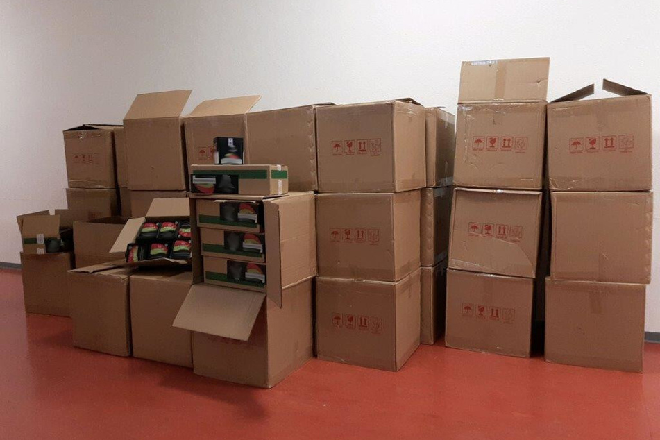 Im Laderaum des Transporters haben die Zöllner 42 Kartons mit unversteuertem Shisha-Tabak gefunden.