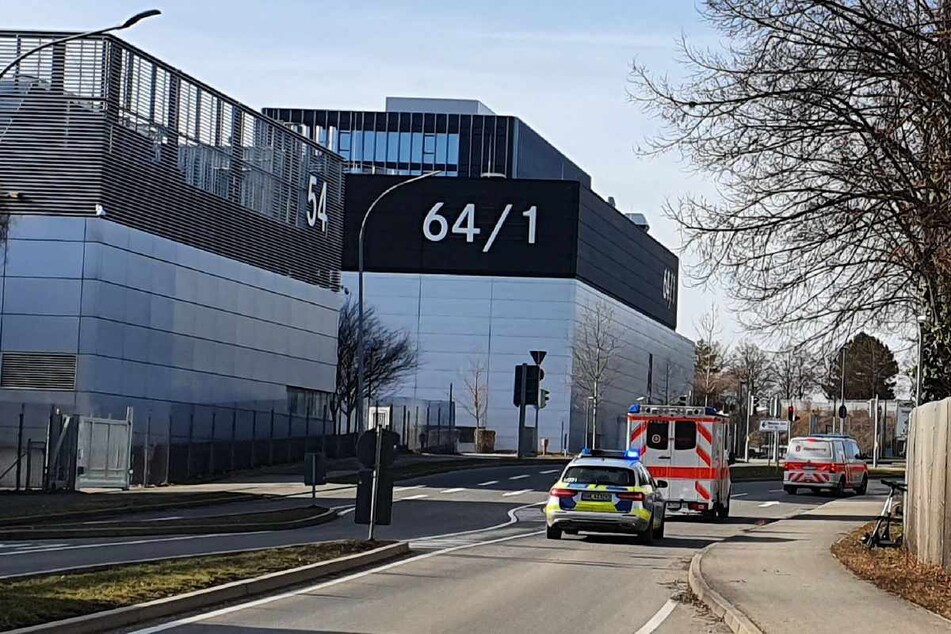 Sindelfingen am Samstag: Polizei und Rettungsfahrzeuge auf dem Weg zum Daimler-Werk.