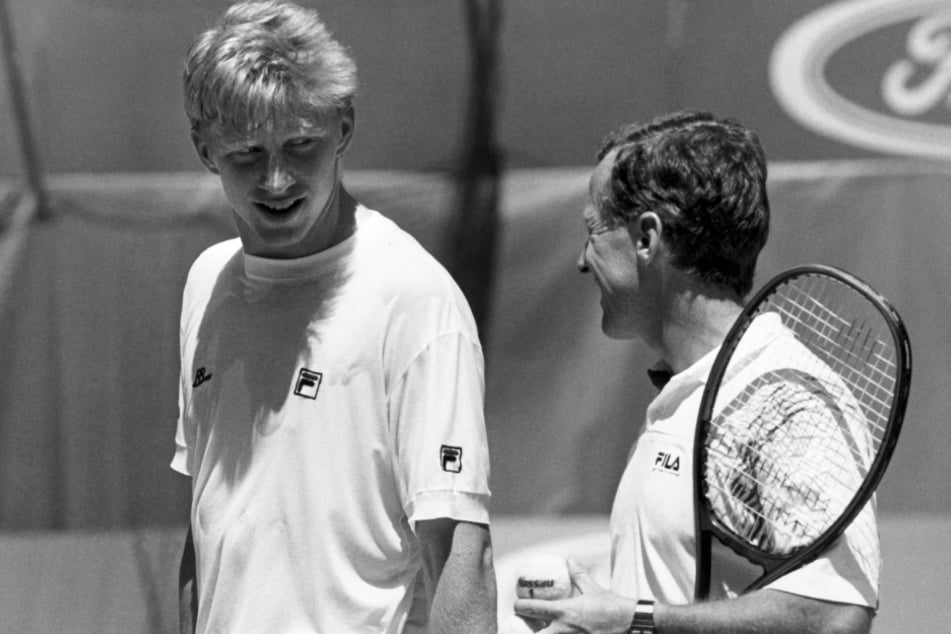 Der deutsche Tennisprofi Boris Becker (l) unterhält sich während eines Trainings mit seinem Trainer Bob Brett.
