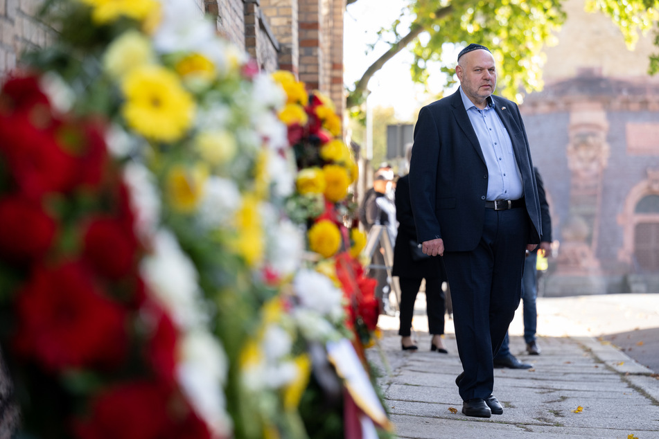 Max Privorozki, Vorsitzender der Jüdischen Gemeinde Halle, vor der Synagoge in Halle. Auch in diesem Jahr gedenkt die Gemeinde wieder den Opfern des Attentats.
