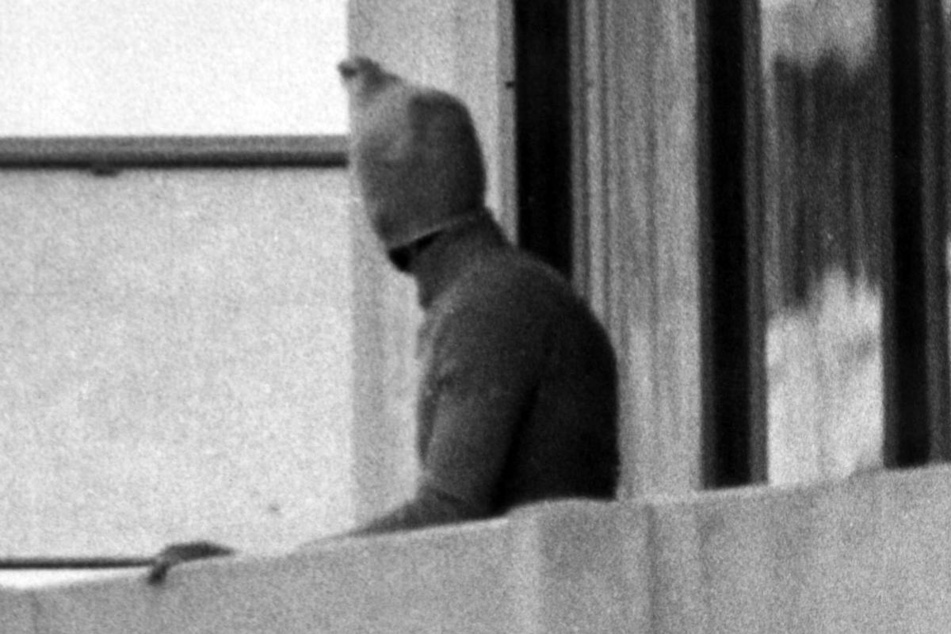 Einer der palästinensischen Attentäter zeigt sich auf dem Balkon des israelischen Mannschaftsquartiers im Olympischen Dorf.