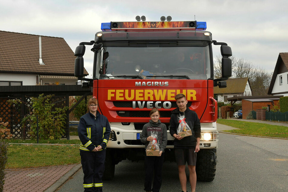 Janine Nitzsche (31) überraschte am Wochenende die Jugendfeuerwehr-Mitglieder mit dem Löschgruppenfahrzeug.