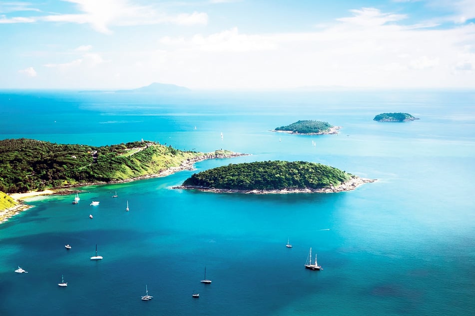 Tropeninseln wirken von oben wie grüne Kleckse im türkisfarben Ozean. Koh Kaeo - auch Buddha Island genannt - liegt nur 20 Minuten Bootsfahrt südlich von Phuket. Die Riffe hier gelten als Taucherparadiese.