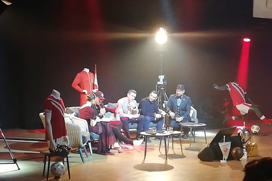 Pele Wollitz (2.v.l.), Dennis Sörensen (3.v.l.), und Daniel Ziebig (4..v.l.) reden über die 2010er Jahre und den Fußball heute.