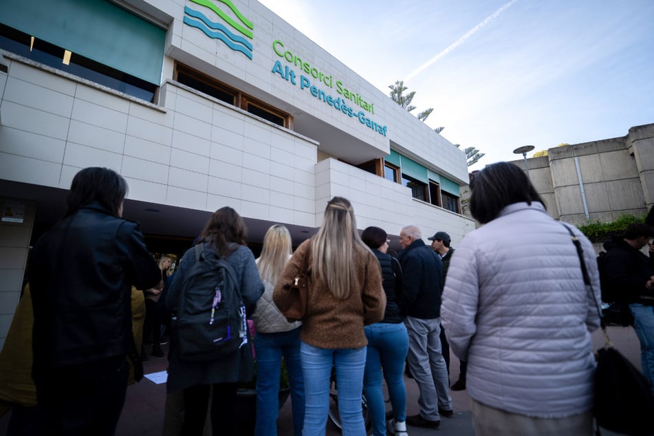 Am Donnerstag protestierte eine Gruppe von Menschen am Eingang des Krankenhauses Sant Camil.