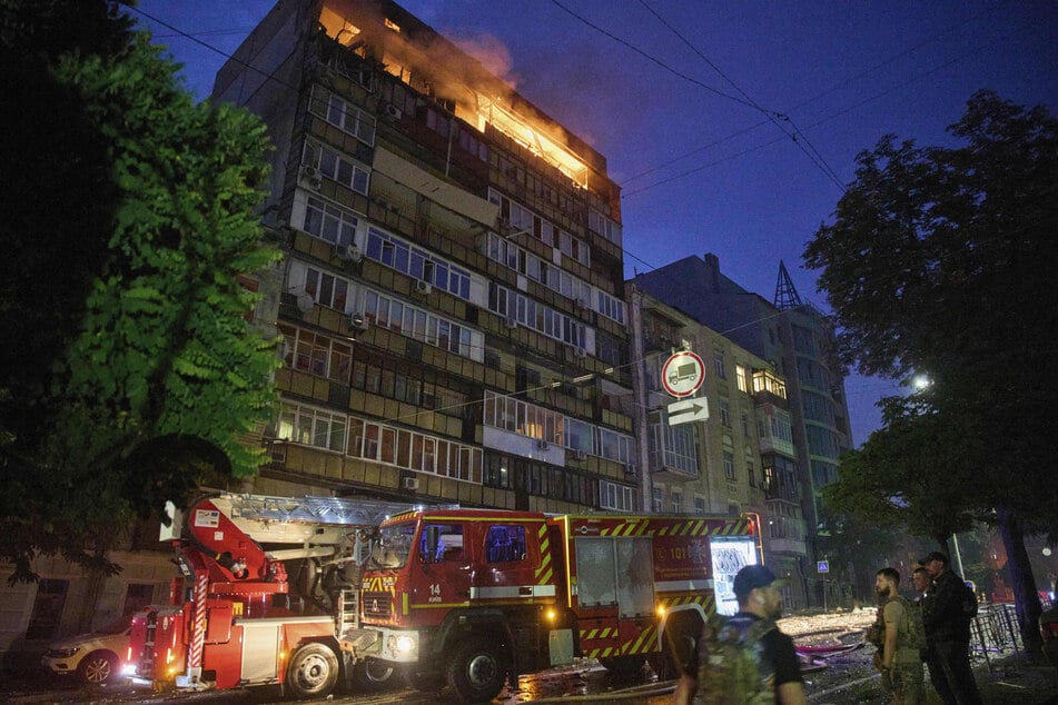 Ein Feuer brennt in einem Wohnhaus nach einem russischen Angriff in Kiew, Ukraine, am frühen Donnerstag.