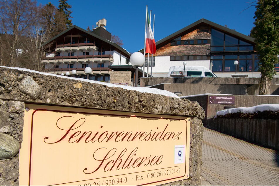 Ein Schild mit der Aufschrift "Seniorenresidenz Schliersee" steht vor der Einrichtung in Oberbayern.