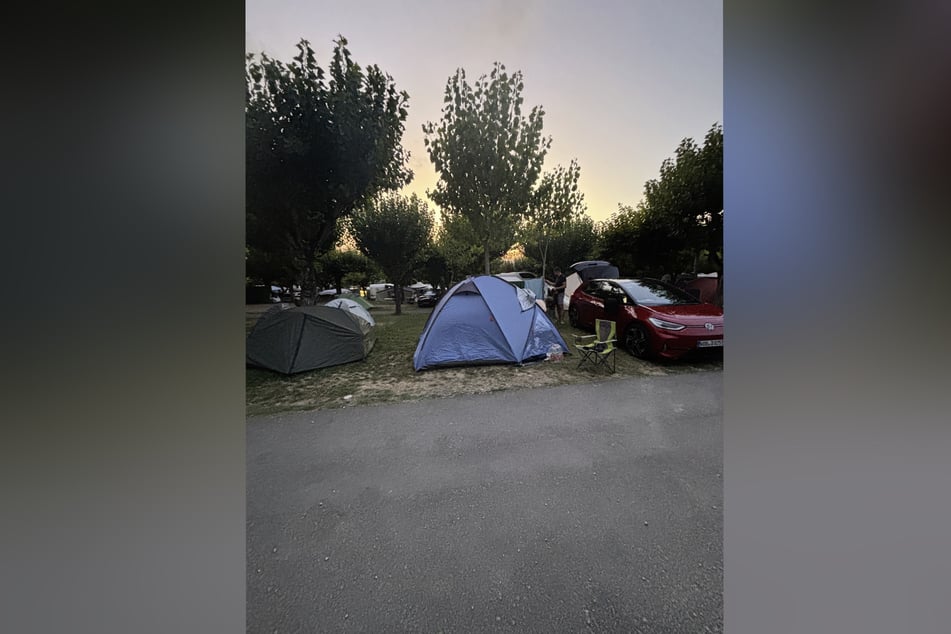 Auf Campingplätzen bauten sie ein Zelt zum Schlafen auf.