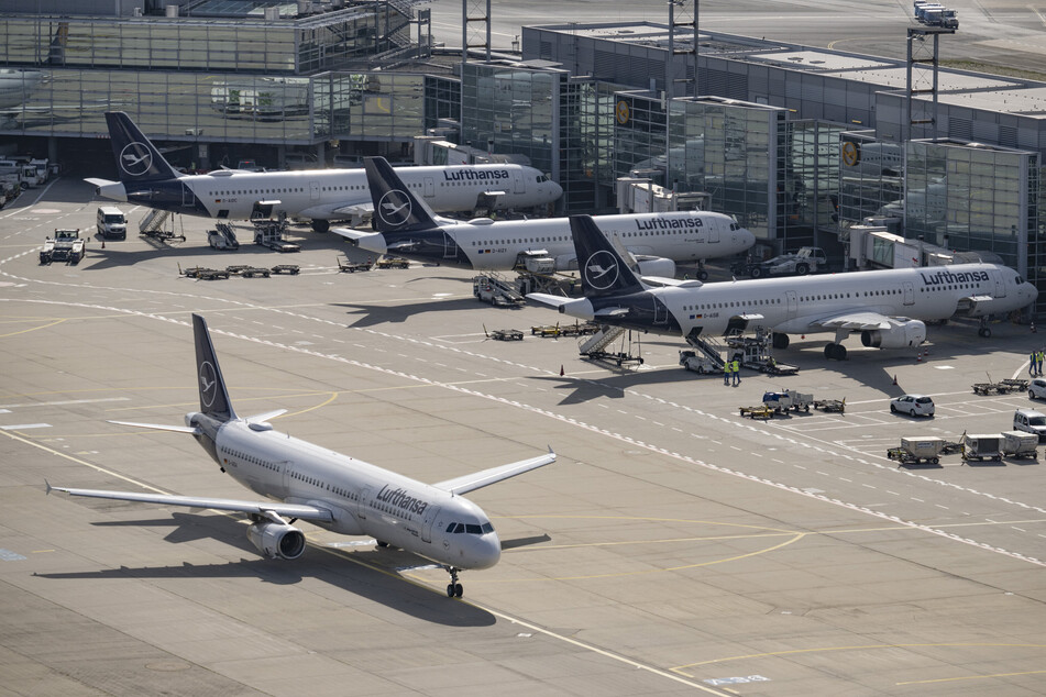 Trotz an allen Enden steigenden Gebühren steuern die Airlines auf Milliardengewinne zu.