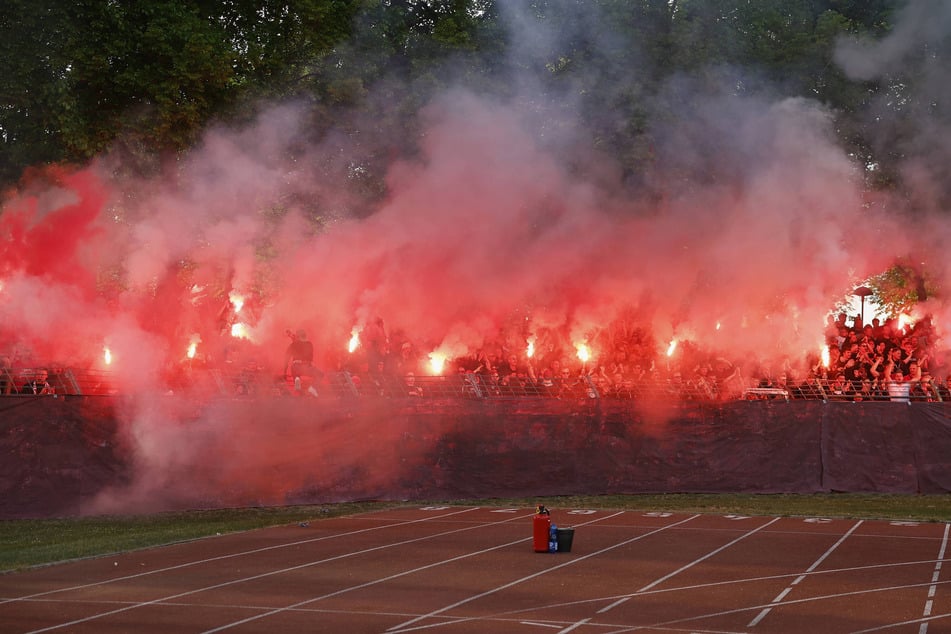 Die mitgereisten Würzburger zündeten in Schweinfurt Pyrotechnik und erzwangen so fast einen Spielabbruch.