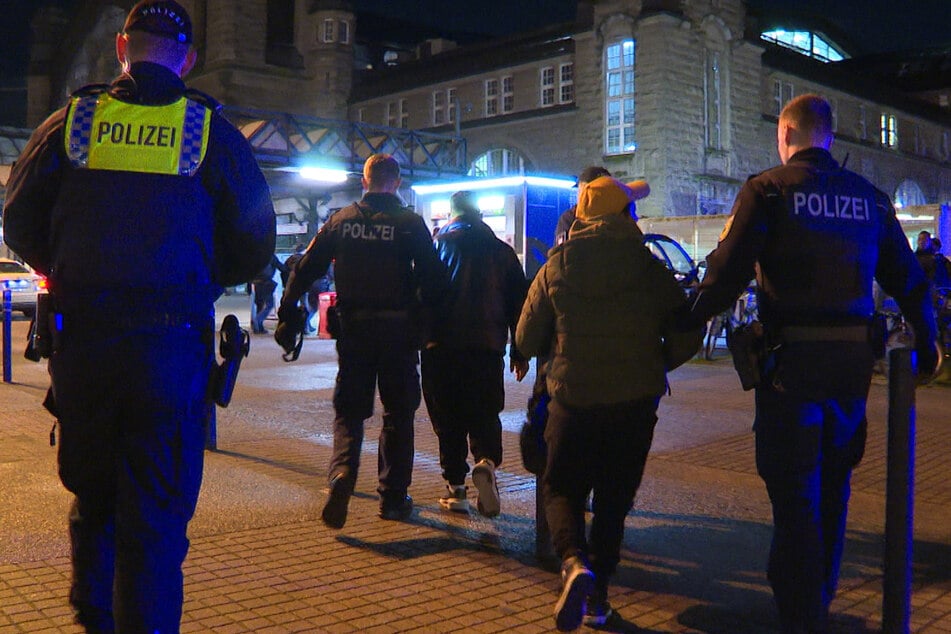Mehrere Personen gerieten am späten Mittwochabend in der Nähe des Hamburger Hauptbahnhofs in Streit, ein Messer wurde gezückt. Die Polizei griff ein.