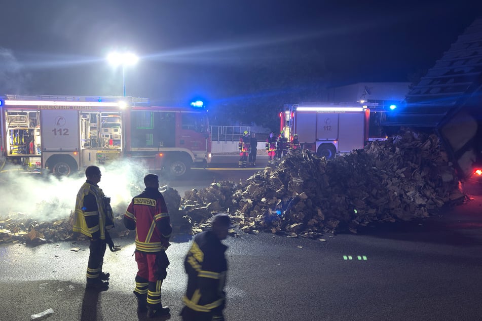 Einsatz an der Warenannahme: In Taucha brannte eine Kartonschredderanlage.