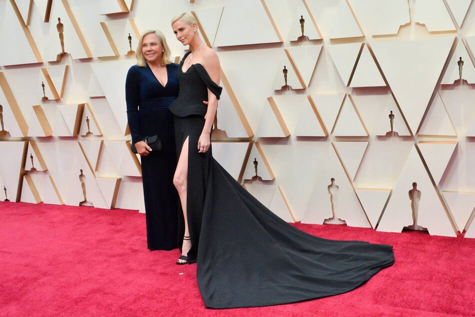 Gerda Maritz (72, l.) und Charlize Theron (50) haben Schreckliches durchlebt.