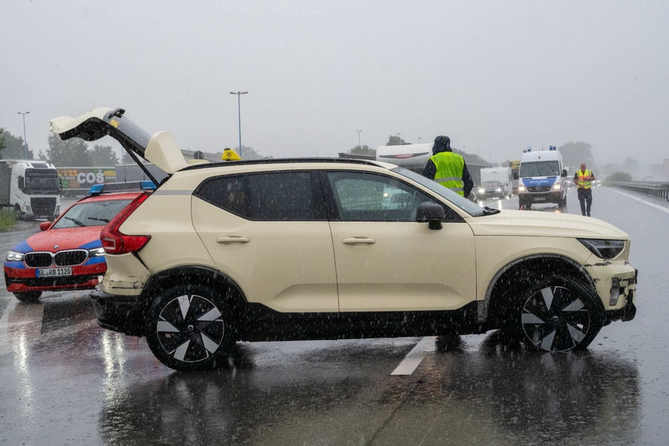 Ein Volvo-Taxi prallte am Dienstagnachmittag auf der A4-Richtungsfahrbahn Görlitz gegen eine Leitplanke - offenbar wegen eines Reifenplatzers vorne rechts.