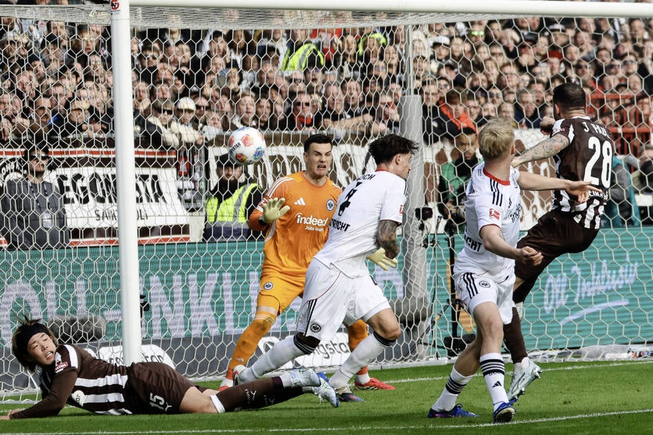 Mathias Pereira Lage (r) hatte für St. Pauli die größte Chance, als er aus wenigen Metern nur den Pfosten traf.