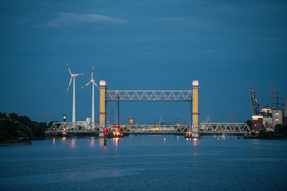 Unglück im Hafen! Schiff rammt Brücke, Steuerhaus reißt ab und kracht in Elbe