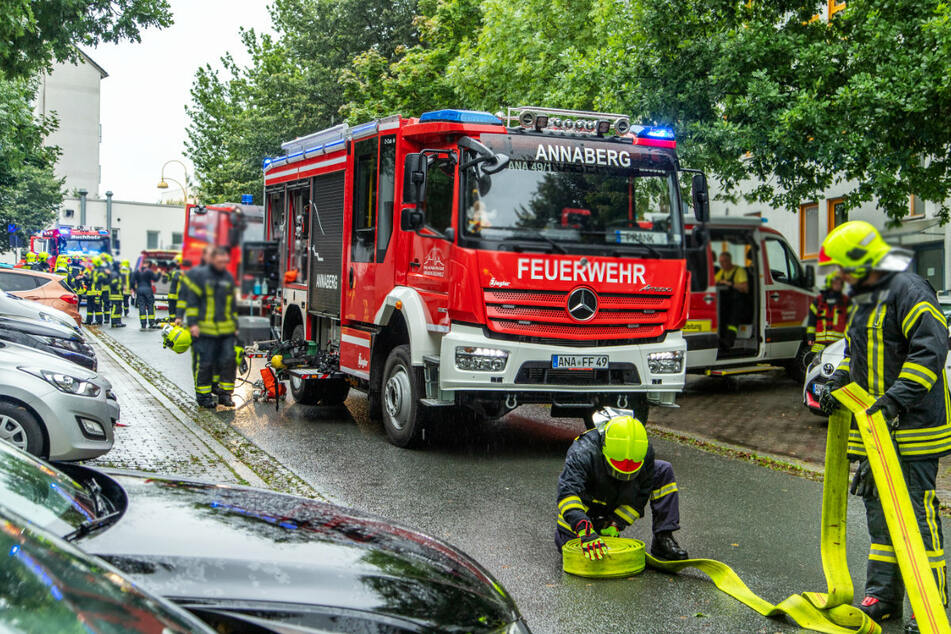Feuerwehreinsatz am Samstagmorgen aufgrund des Wohnungsbrandes im Herzog-Georg-Ring in Annaberg-Buchholz.