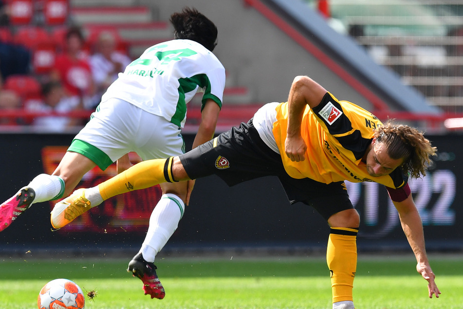 Yannick Stark (r.) stoppt Unions Genki Haraguchi.