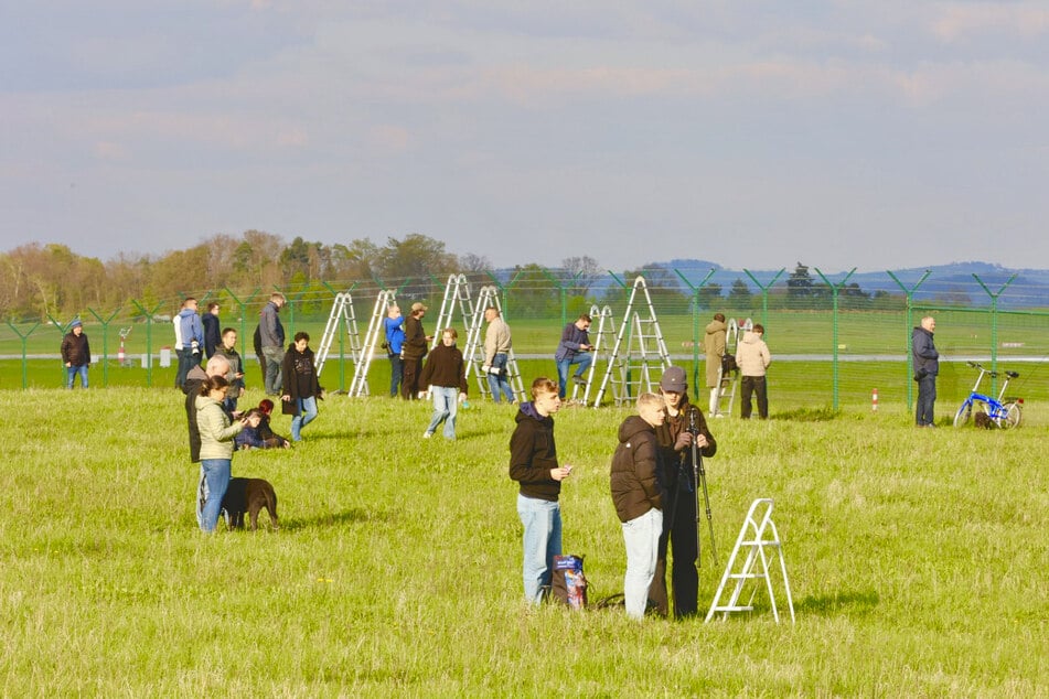 Mit Leitern versuchten Planespotter, ein gutes Foto zu bekommen.