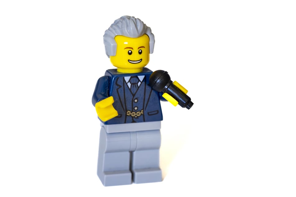 Beim etwa vier Zentimeter großen "Lego-Kaiser" hat Gymnasiast Roberto extra darauf geachtet, dass das Jackett originalgetreu aussieht.