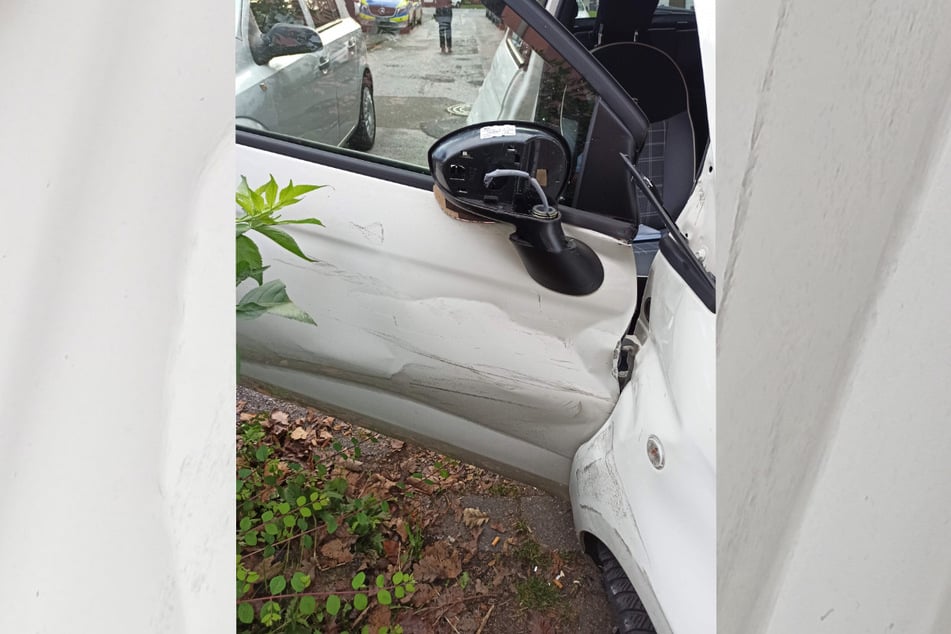 Der weiße Fiat 500 kollidierte mit einem weiteren Auto, was zu leichten Schäden führte.