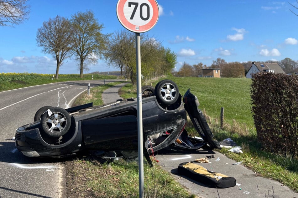 Der Wagen landete bei dem Unfall in Herzogenrath auf dem Dach.