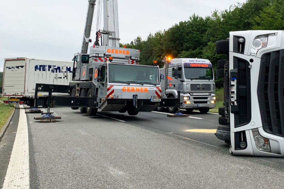 Die Bergung des Lastwagens soll laut Polizei mehrere Stunden dauern.