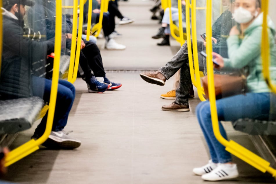 Fahrgäste sitzen in einer U-Bahn in Berlin. (Symbolbild)