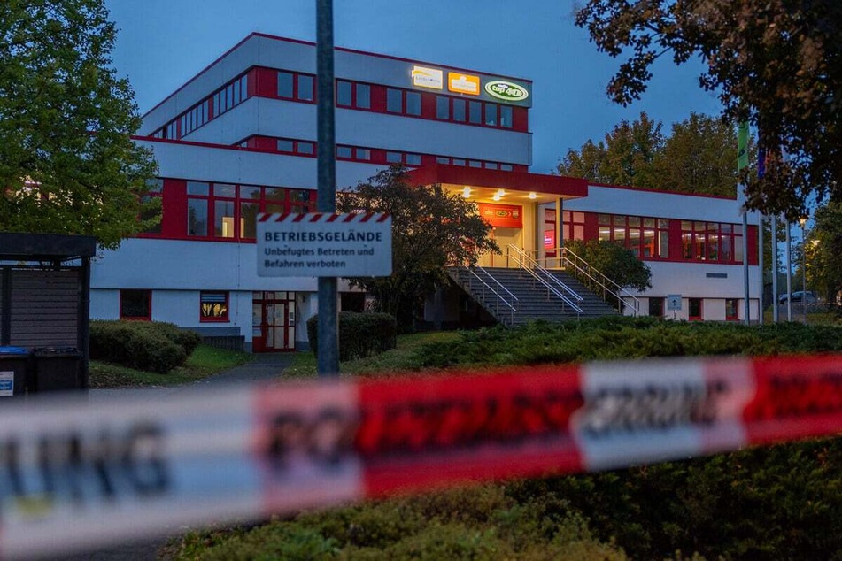 Das Sendezentrum der Radiosender "Antenne Thüringen", "Landeswelle Thüringen" und "Radio Top40" in Weimar ist am Dienstag zeitweise geräumt worden. Um Punkt 11 Uhr sollte eine deponierte Bombe explodieren. Am Ende gab es zum Glück Entwarnung. In dem Gebäude ist auch ein Pflegedienst ansässig.
