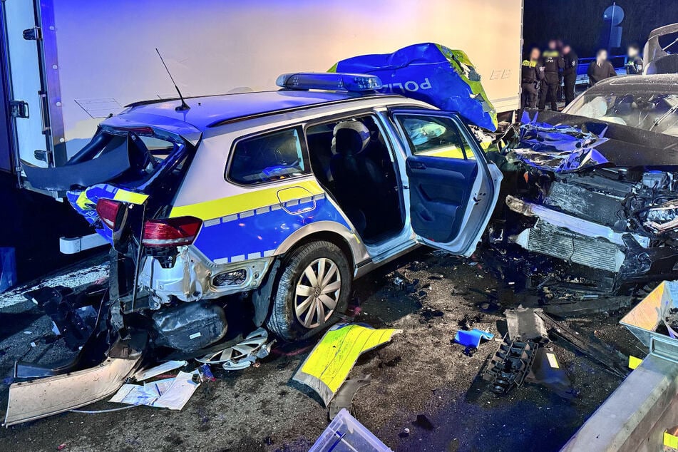 Unfall A4: Verfolgungsfahrt endet in heftigem Crash mit Streifenwagen: A4 voll gesperrt