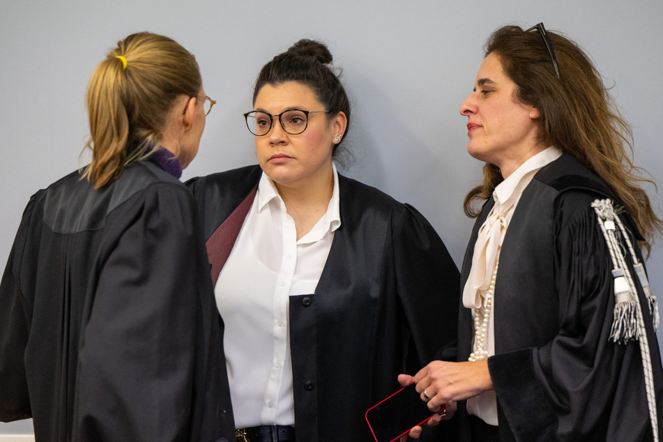 Die Rechtsanwältinnen Maja Beisenherz (l.-r.), Francesca Rossiello-Bianco und Cristina Bianco verteidigten die Aktivisten vor Gericht.