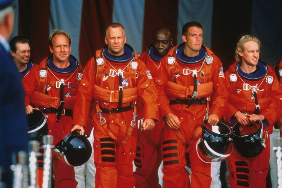 Bruce Willis (71, 3.v.l.) mit seinen Weltenrettern im Film "Armageddon" von 1998. Eine Kopie der Astronautenanzüge befindet sich heute im Besitz von Tasillo Römisch - und das sogar mit seinem Namen auf der Brust.