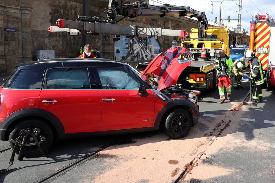 Die Kreuzung musste wegen des Unfalls gesperrt werden. Die Straßenbahn-Linie 10 fuhr Umleitung.