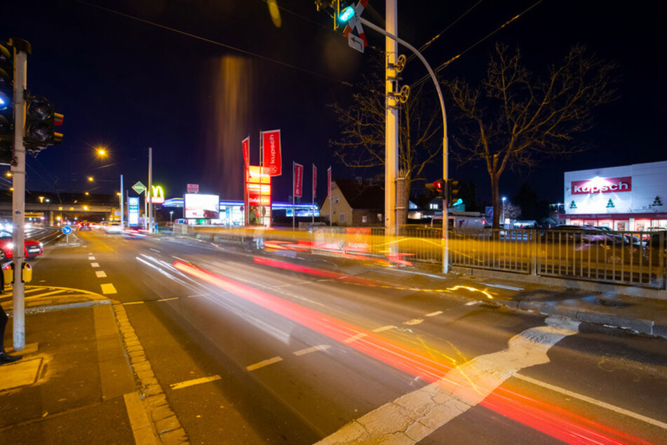 Autos passieren eine Ampel in Würzburg , an der am 1. Dezember 2019 ein Pkw eine Frau erfasst hatte die dort die Straße überquerte.