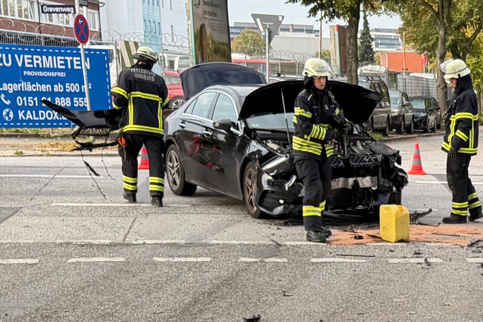 VW und Mercedes krachen bei schwerem Unfall gegeneinander: Zwei Beteiligte verletzt
