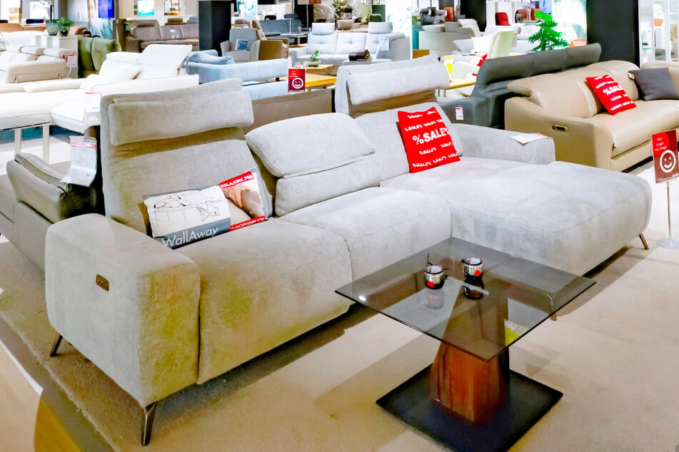 Einrichtungshaus verkauft gemütliche Ecksofas am Sonntag (4.10.) günstig
