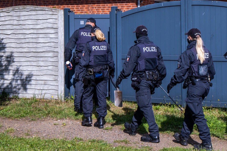 Homme mystérieux se faufile dans des jardins étrangers - la raison est vraiment curieuse