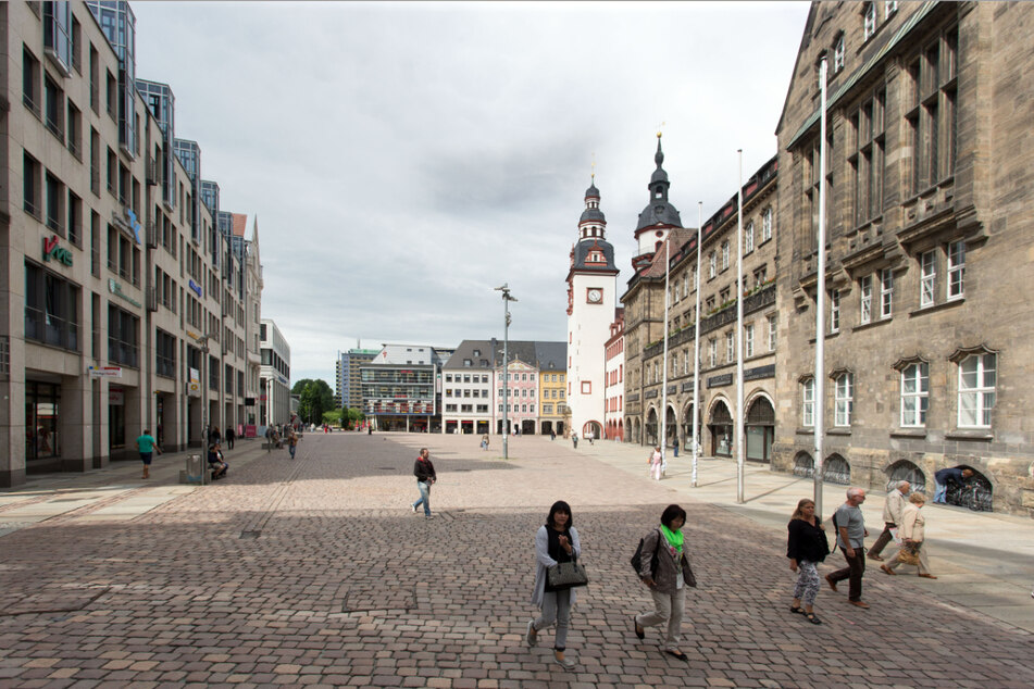 Verändert, aber erkennbar: Das Alte Rathaus und die Fassade des Siegertschen Hauses haben die Zeit überdauert.