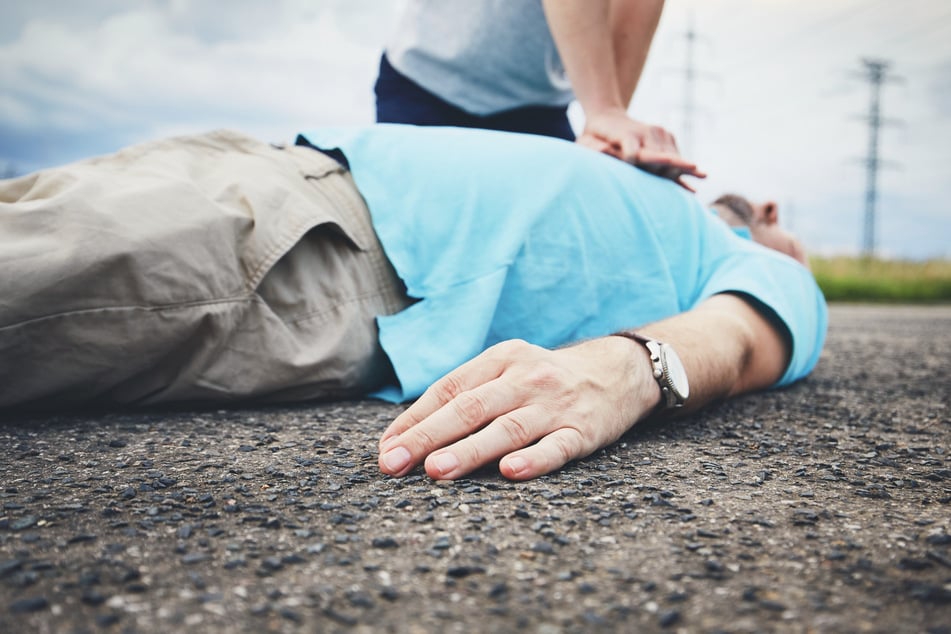 Bis zum Eintreffen der Rettungskräfte hat das Paar die Reanimation des Mannes übernommen und damit Schlimmeres verhindert. (Symbolbild)
