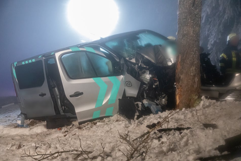 Ein Kleinbus kollidierte am Samstagnachmittag im Erzgebirge mit einem Baum. Eine Person kam bei dem Unfall ums Leben.