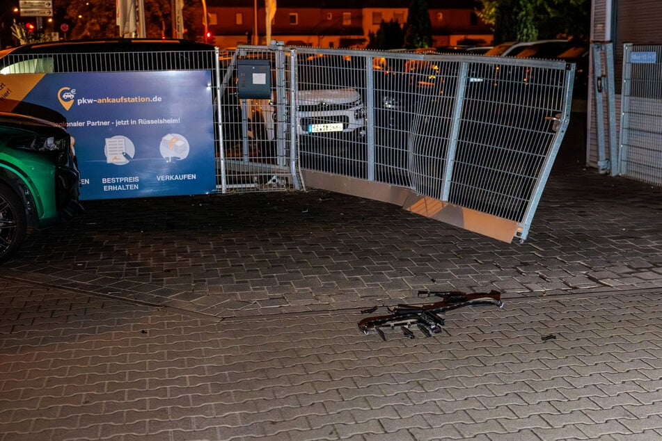 Bevor der Mann in die Tankstelle rauschte, hatte er das Tor des Autohändlers durchbrochen.