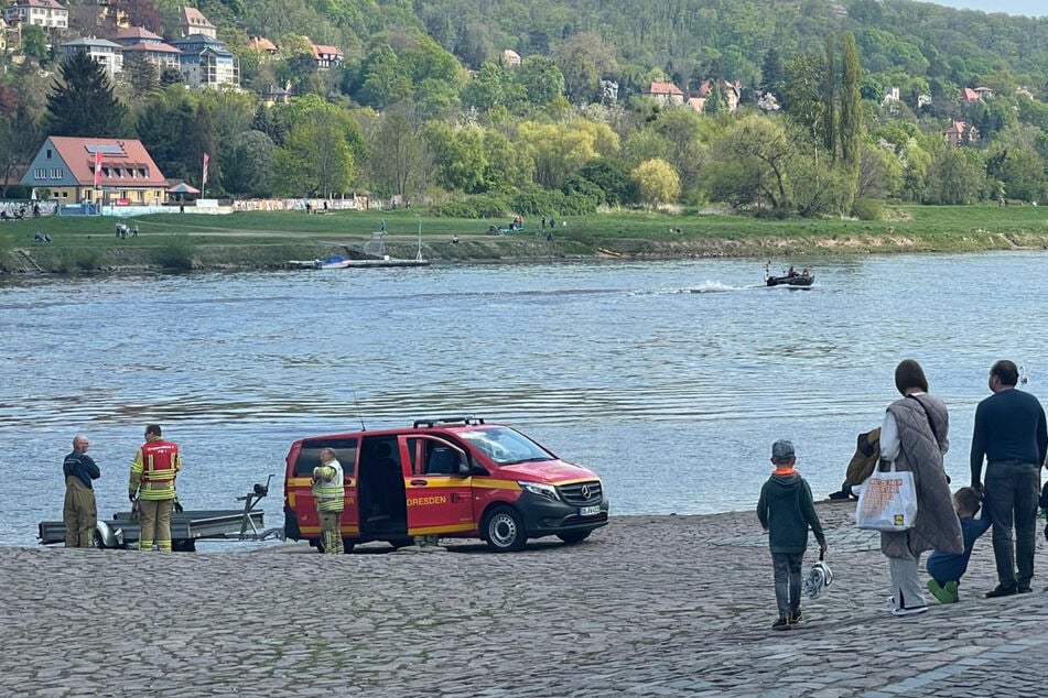 Ein Boot ist ebenfalls im Einsatz.