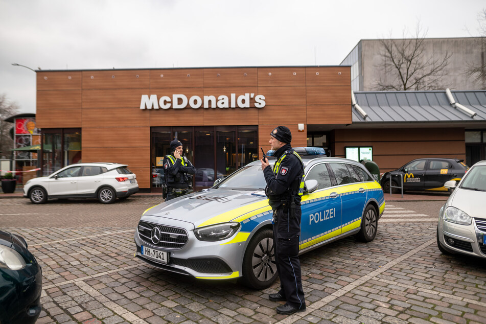 Nach Messerattacke in McDonald's-Filiale: Polizei fahndet nach Tatverdächtigem