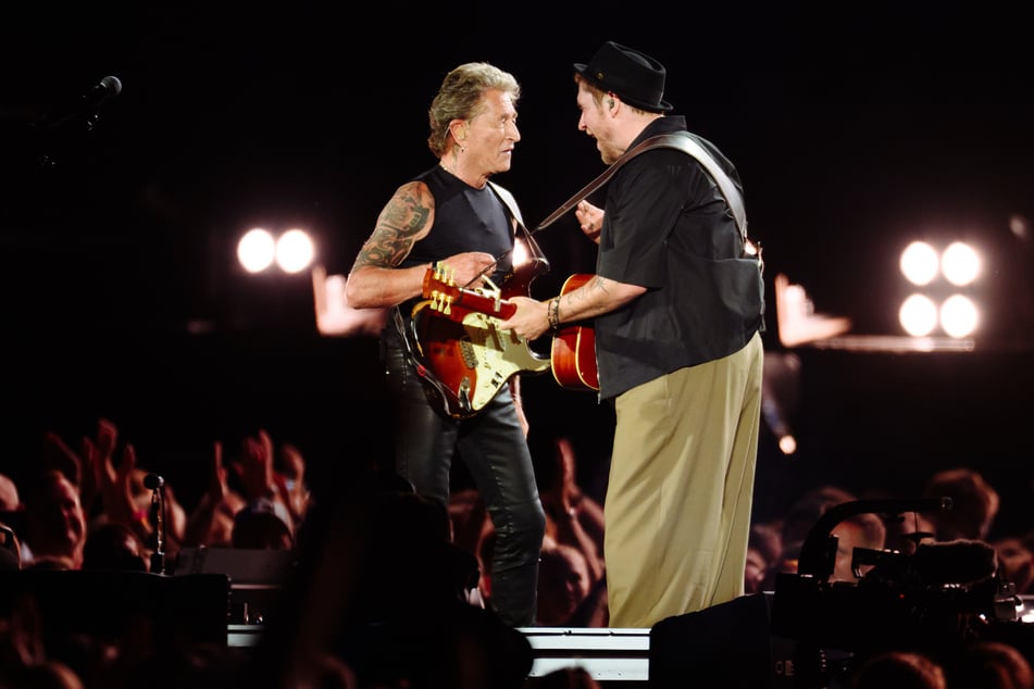 Peter Maffay (l) und Johannes Oerding kündigten während Oerdings "Heimspiel Hamburg"-Konzert im Hamburger Volksparkstadion ein gemeinsames Album an.