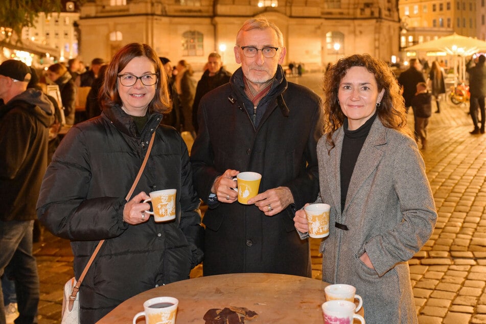 Justizministerin Constanze Geiert (49, CDU, r.) und Innenminister Armin Schuster (64, CDU) mit seiner Frau Kathrin auf dem Weihnachtsmarkt an der Frauenkirche.