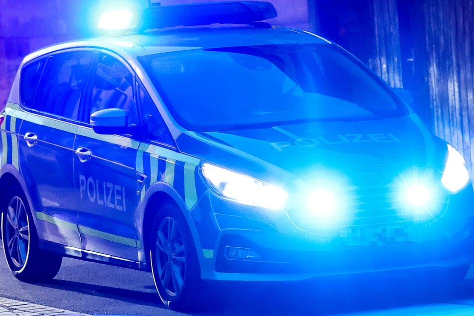 Die Frankfurter Polizei fahndete noch in der Nacht zu Mittwoch nach dem Täter, aber ohne Erfolg. Die Suche nach dem Mann dauert an. (Symbolfoto)